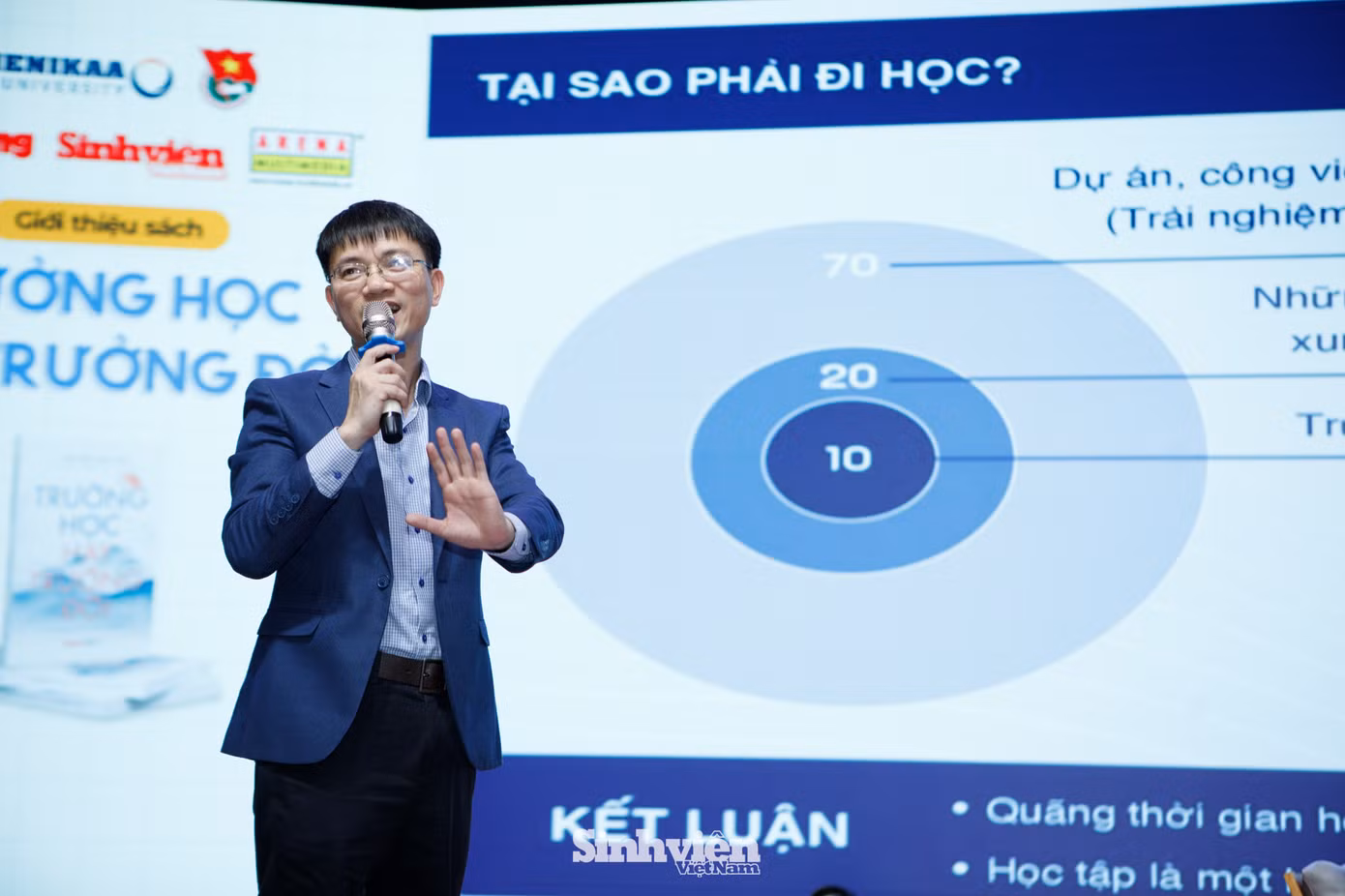 Diễn giả, nhà báo Nguyễn Tuấn Anh đã truyền cảm hứng cho gần 1.000 sinh viên tại chương trình bằng những chia sẻ tâm huyết về học tập suốt đời, khả năng thích ứng linh hoạt trước sự đổi mới không ngừng và ứng dụng khoa học công nghệ trong học tập và công việc. Anh cũng dành nhiều thời gian đề lắng nghe và trao đổi với các bạn sinh viên Đại học Phenikaa.