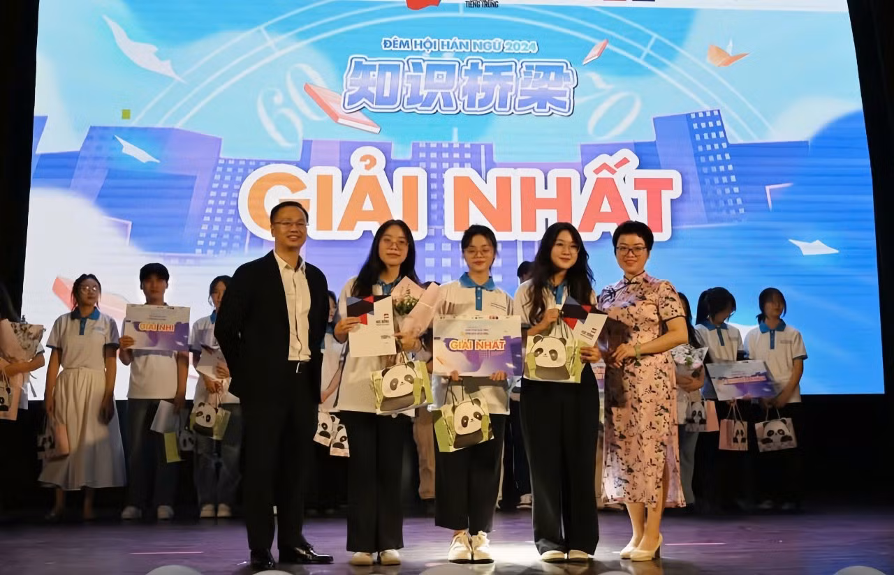 Nữ phiên dịch viên 20 tuổi trong chuyến thăm cấp Nhà nước của Tổng Bí thư, Chủ tịch nước Tập Cận Bình từng sở hữu loạt thành tích ấn tượng.
