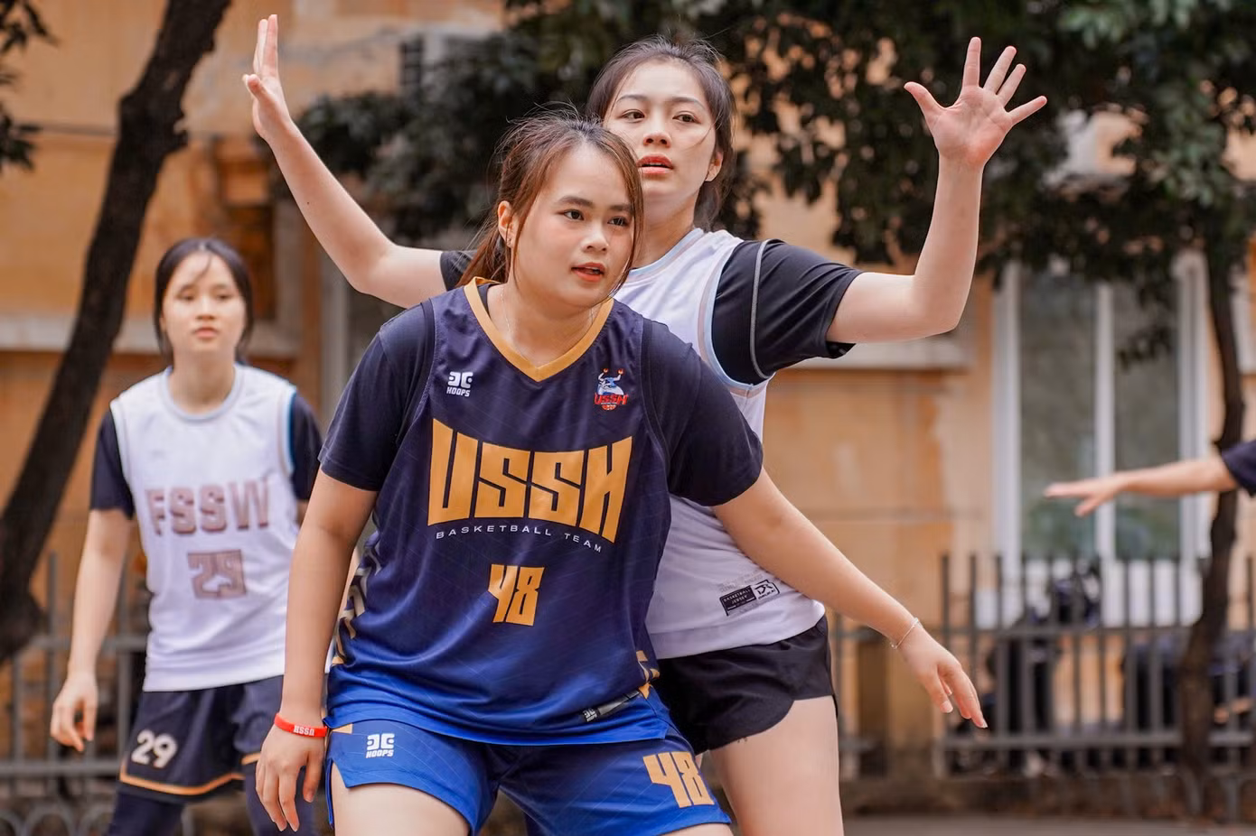 Hà An tham gia thi đấu cho đội thi cấp Viện tại giải bóng rổ nữ Đại hội thể thao cấp trường.