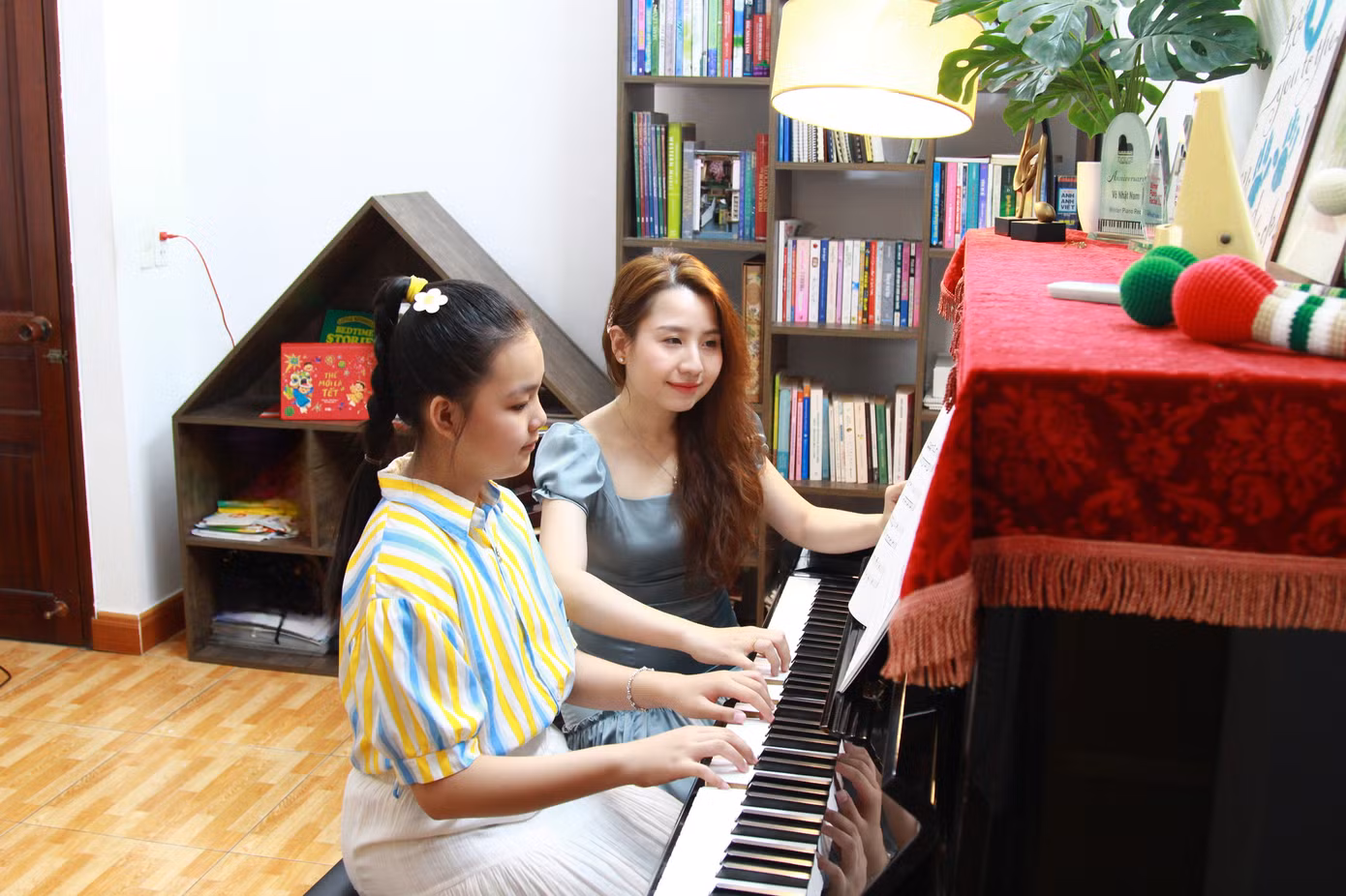 Phương Thảo không ngừng học tập và trau dồi kiến thức chuyên môn để mang đến cho học trò những buổi học chất lượng, tràn đầy cảm hứng.