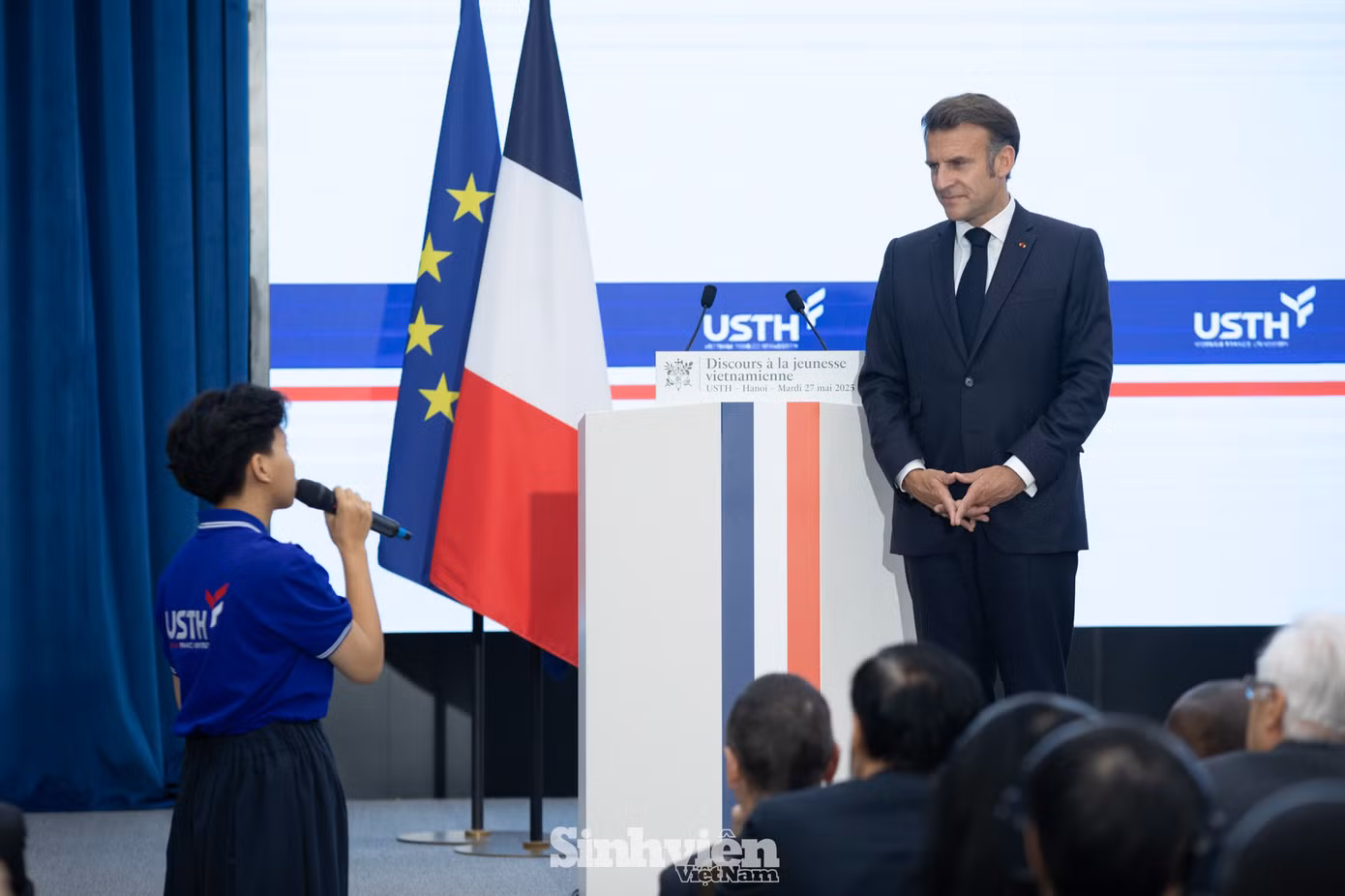 Ngài Emmanuel Macron đối thoại cùng các sinh viên Việt Nam.