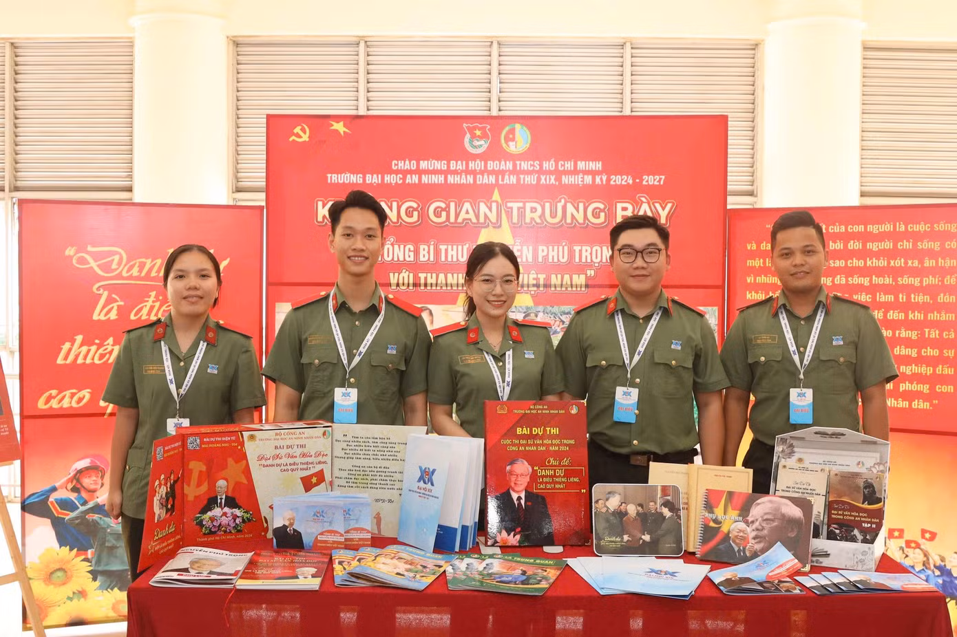Tham gia tổ chức “Không gian trưng bày về cố Tổng Bí thư Nguyễn Phú Trọng” cùng đoàn viên, thanh niên Trường Đại học An ninh nhân dân.