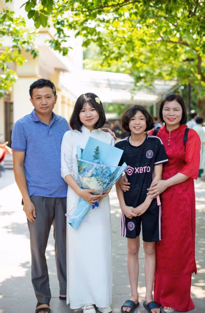 Ngọc Mai cùng gia đình trong ngày tốt nghiệp Trường THPT chuyên Phan Bội Châu.
