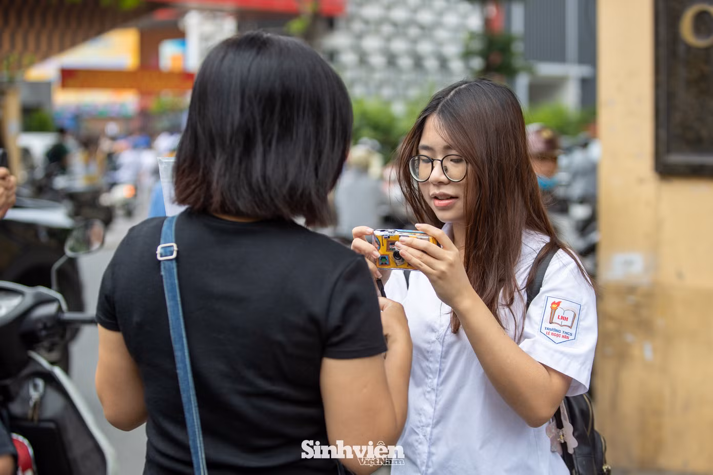 Phụ huynh dặn dò các sĩ tử trước khi vào làm thủ tục dự thi. Phụ huynh dặn dò các sĩ tử trước khi vào làm thủ tục dự thi.
