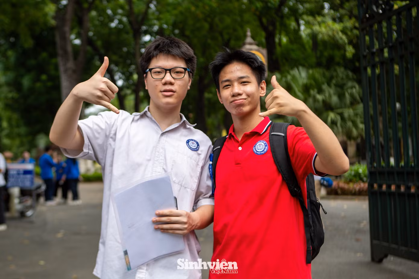 Em Nguyễn Thành Trung và Trần Tùng Lâm, học sinh Trường THCS Chu Văn An, đang bước vào kỳ thi tuyển sinh lớp 10 với tâm thế vừa háo hức, vừa có phần hồi hộp. Các bạn chia sẻ: "Dù áp lực là điều khó tránh khỏi, song chúng em mong rằng việc ôn luyện kỹ càng và chuẩn bị tâm thế từ sớm sẽ giúp chúng em đạt được kết quả tốt nhất." Em Nguyễn Thành Trung và Trần Tùng Lâm, học sinh Trường THCS Chu Văn An, đang bước vào kỳ thi tuyển sinh lớp 10 với tâm thế vừa háo hức, vừa có phần hồi hộp. Các bạn chia sẻ: "Dù áp lực là điều khó tránh khỏi, song chúng em mong rằng việc ôn luyện kỹ càng và chuẩn bị tâm thế từ sớm sẽ giúp chúng em đạt được kết quả tốt nhất."