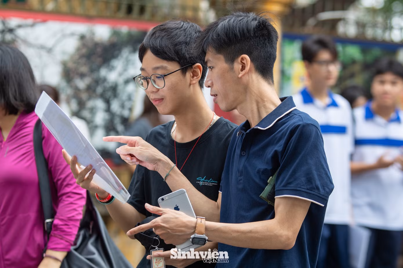 Phụ huynh dặn dò các sĩ tử trước khi vào làm thủ tục dự thi. Phụ huynh dặn dò các sĩ tử trước khi vào làm thủ tục dự thi.