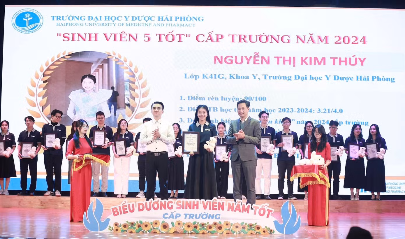 Kim Thúy vinh dự nhận danh hiệu Sinh viên 5 tốt cấp Trường năm 2024.