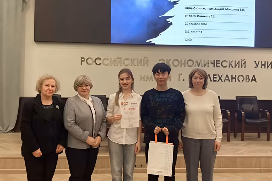 Văn Nghĩa nhận giải Olympiad toán sinh viên toàn Nga vòng cấp trường.