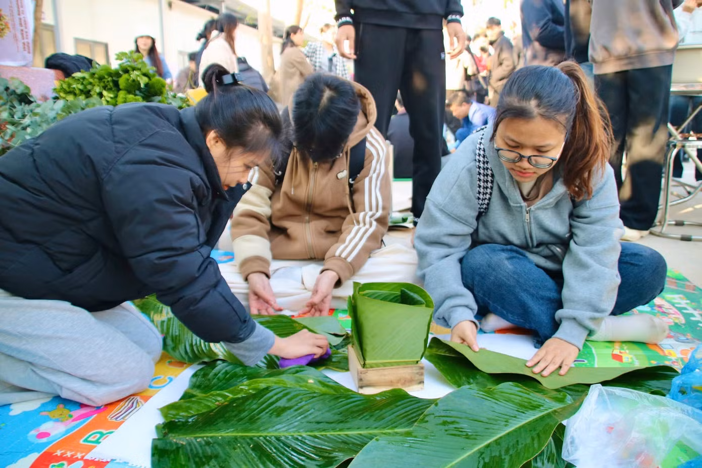 Sinh viên Trường Đại học Thành Đông tham gia Hội thi “Gói Bánh chưng - Trưng bày Mâm ngũ quả ngày Tết” năm 2025 (Nguồn: Trường Đại học Thành Đông). Sinh viên Trường Đại học Thành Đông tham gia Hội thi “Gói Bánh chưng - Trưng bày Mâm ngũ quả ngày Tết” năm 2025 (Nguồn: Trường Đại học Thành Đông).
