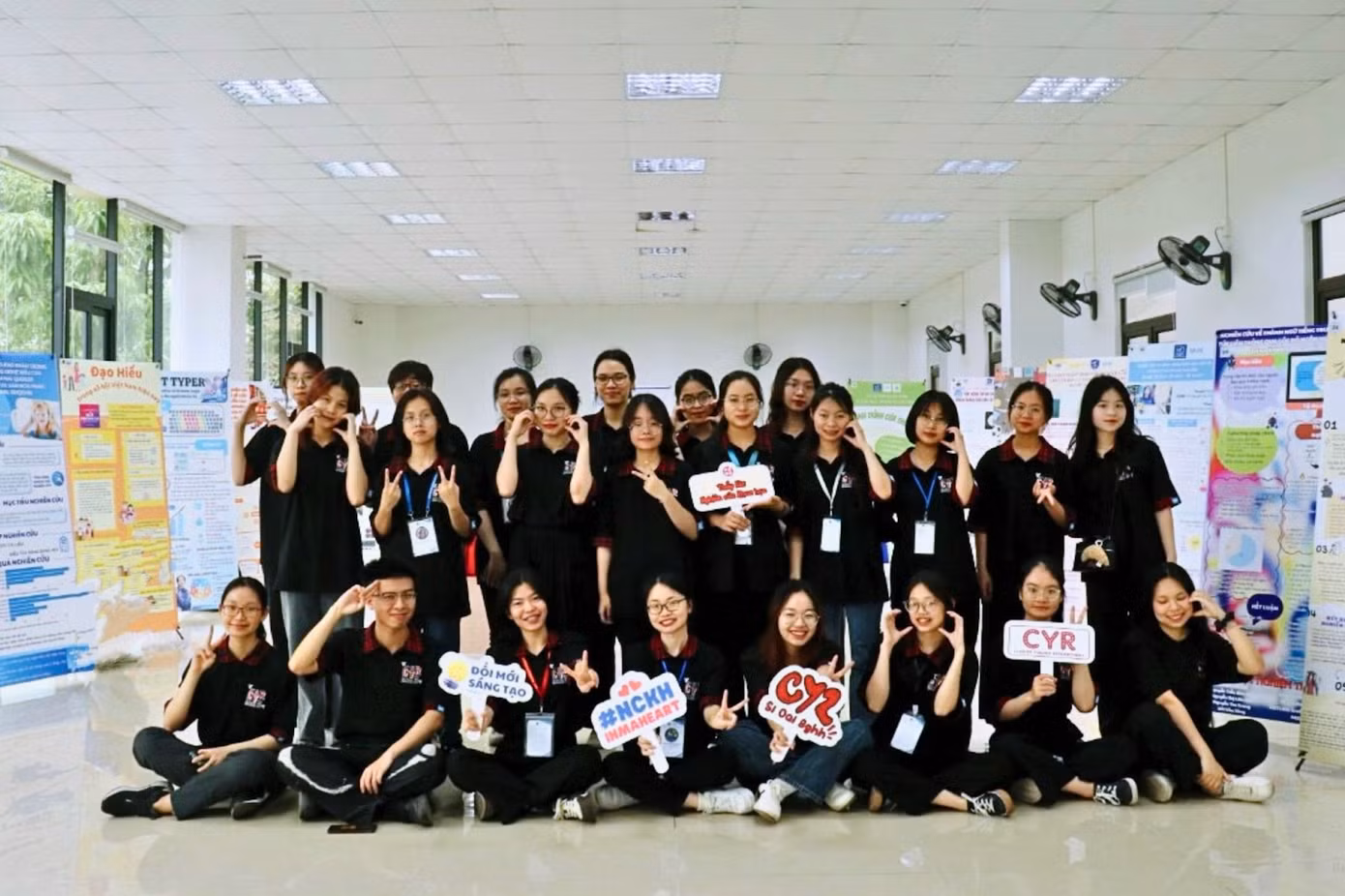 Trang Nhung bên Câu lạc bộ Sinh viên Nghiên cứu khoa học ULIS (CYR). Trang Nhung bên Câu lạc bộ Sinh viên Nghiên cứu khoa học ULIS (CYR).