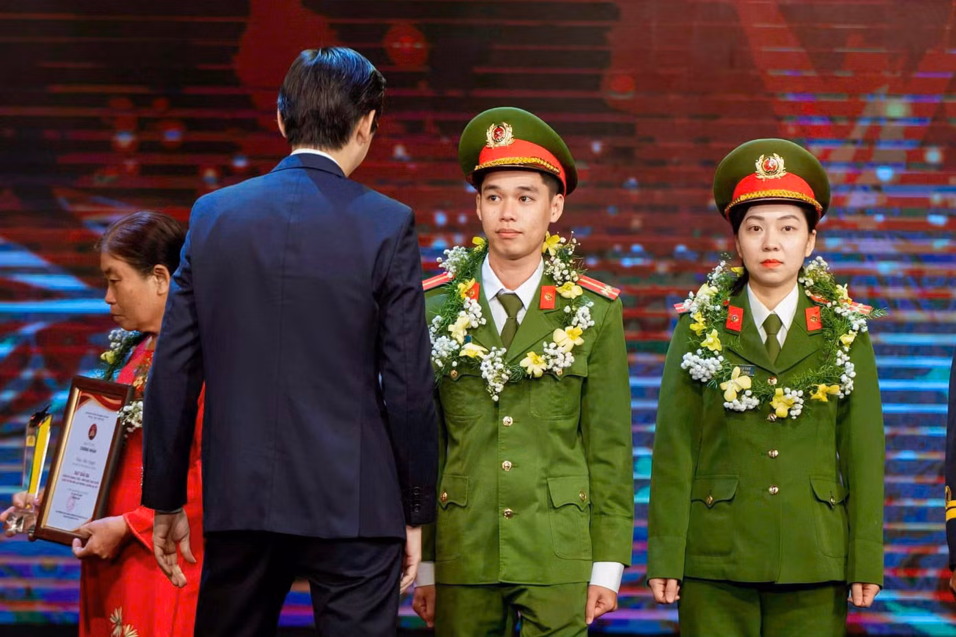 Theo anh Linh, hãy bước đi trên con đường học vấn bằng tất cả nỗ lực của mình, tương lai luôn rộng mở với những ai không ngừng cố gắng. Theo anh Linh, hãy bước đi trên con đường học vấn bằng tất cả nỗ lực của mình, tương lai luôn rộng mở với những ai không ngừng cố gắng.