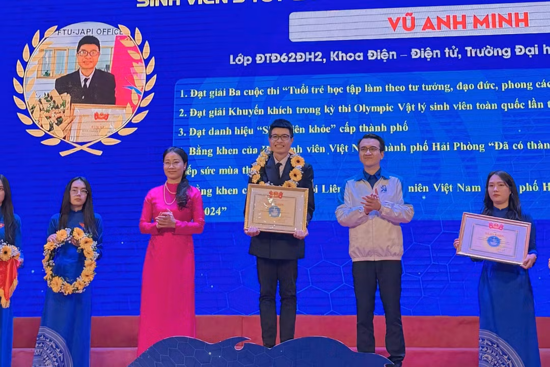 Anh Minh nhận bằng khen “Sinh viên 5 tốt” cấp Trung ương từ lãnh đạo Thành Đoàn Hải Phòng và Hội Sinh viên Việt Nam.