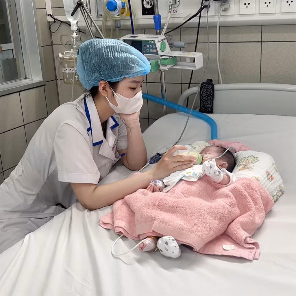 “Trước đây thấy bạn bè tụ họp đi chơi, còn mình đi trực thì cũng có chút buồn. Về sau khi đã gắn bó với công việc hơn, mình không để ý nhiều nữa. Vì càng hiểu hơn công việc mình đang làm thiêng liêng đến nhường nào, và còn có cả sứ mệnh cao cả của ngành y, là điều khiến bản thân tự hào và tin tưởng vững bước trên con đường này”, Thu Ngân bày tỏ.