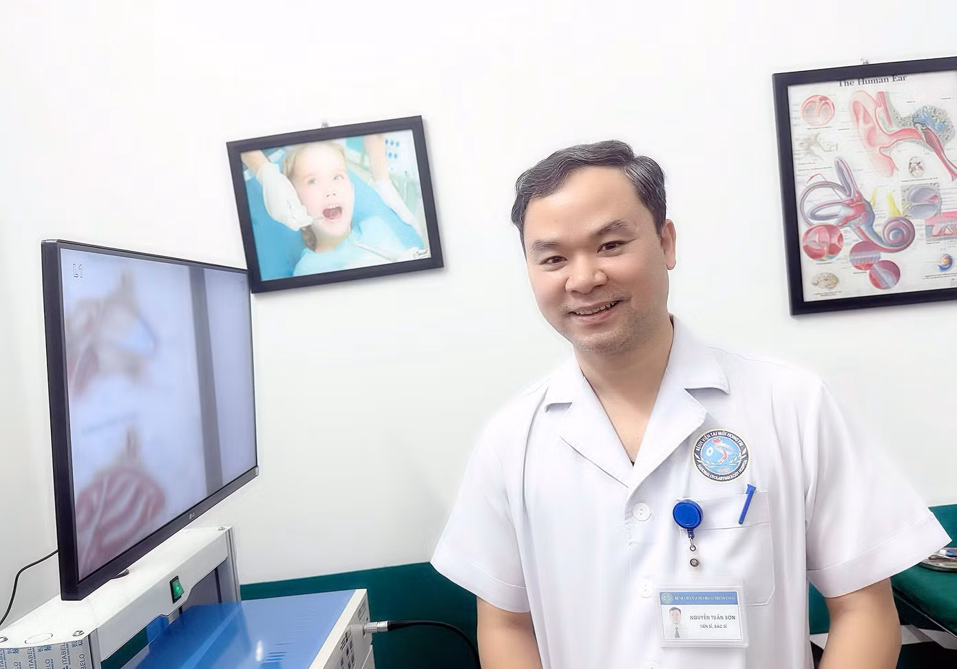 Tiến sĩ, Bác sĩ Nguyễn Tuấn Sơn – Giảng viên Bộ môn Tai mũi họng, Trường Đại học Y Dược – ĐHQG Hà Nội. Tiến sĩ, Bác sĩ Nguyễn Tuấn Sơn – Giảng viên Bộ môn Tai mũi họng, Trường Đại học Y Dược – ĐHQG Hà Nội.