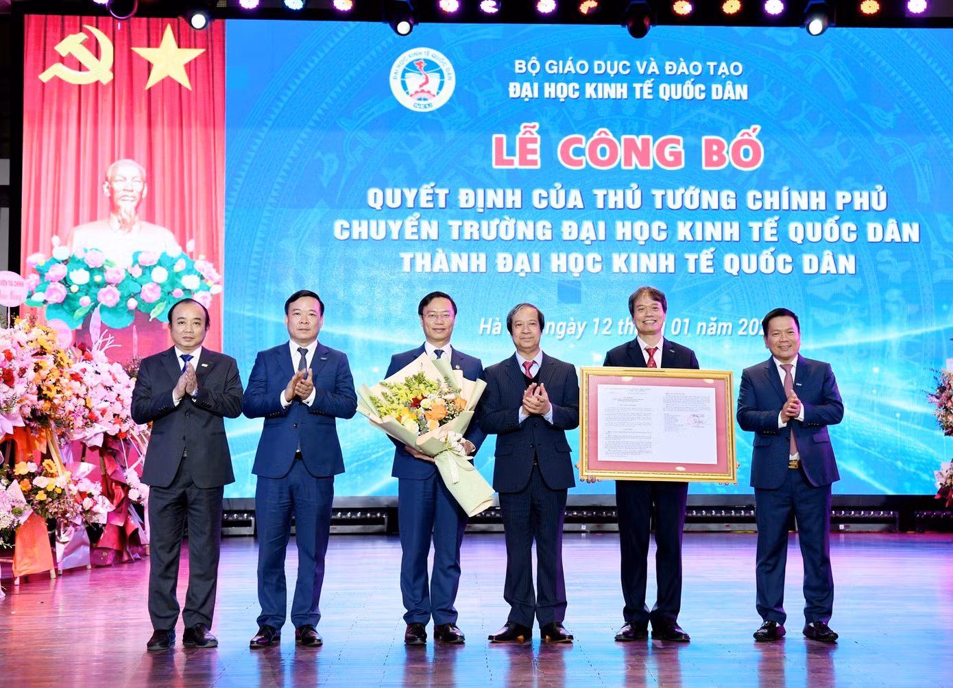 Đồng chí Nguyễn Kim Sơn - Ủy viên BCH Trung ương Đảng, Bộ trưởng Bộ GD&amp;ĐT thừa ủy quyền của Thủ tướng Chính phủ trao Quyết định 1368 của Thủ tướng chính phủ về việc chuyển Trường Đại học Kinh tế Quốc dân thành Đại học Kinh tế Quốc dân.