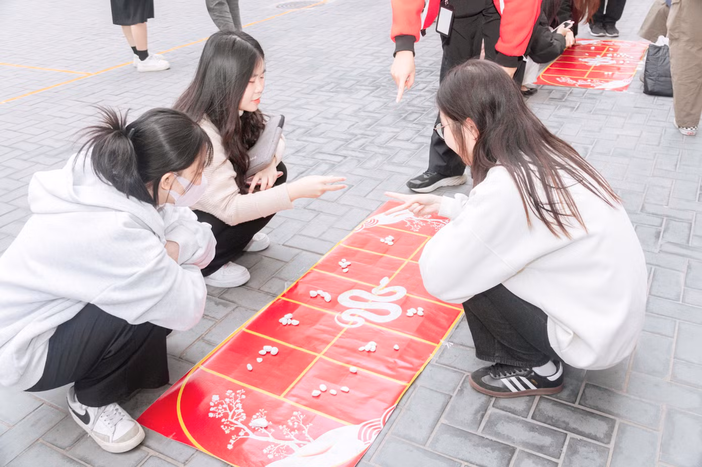 Các trò chơi dân gian thú vị thu hút sự quan tâm của nhiều sinh viên. Các trò chơi dân gian thú vị thu hút sự quan tâm của nhiều sinh viên.