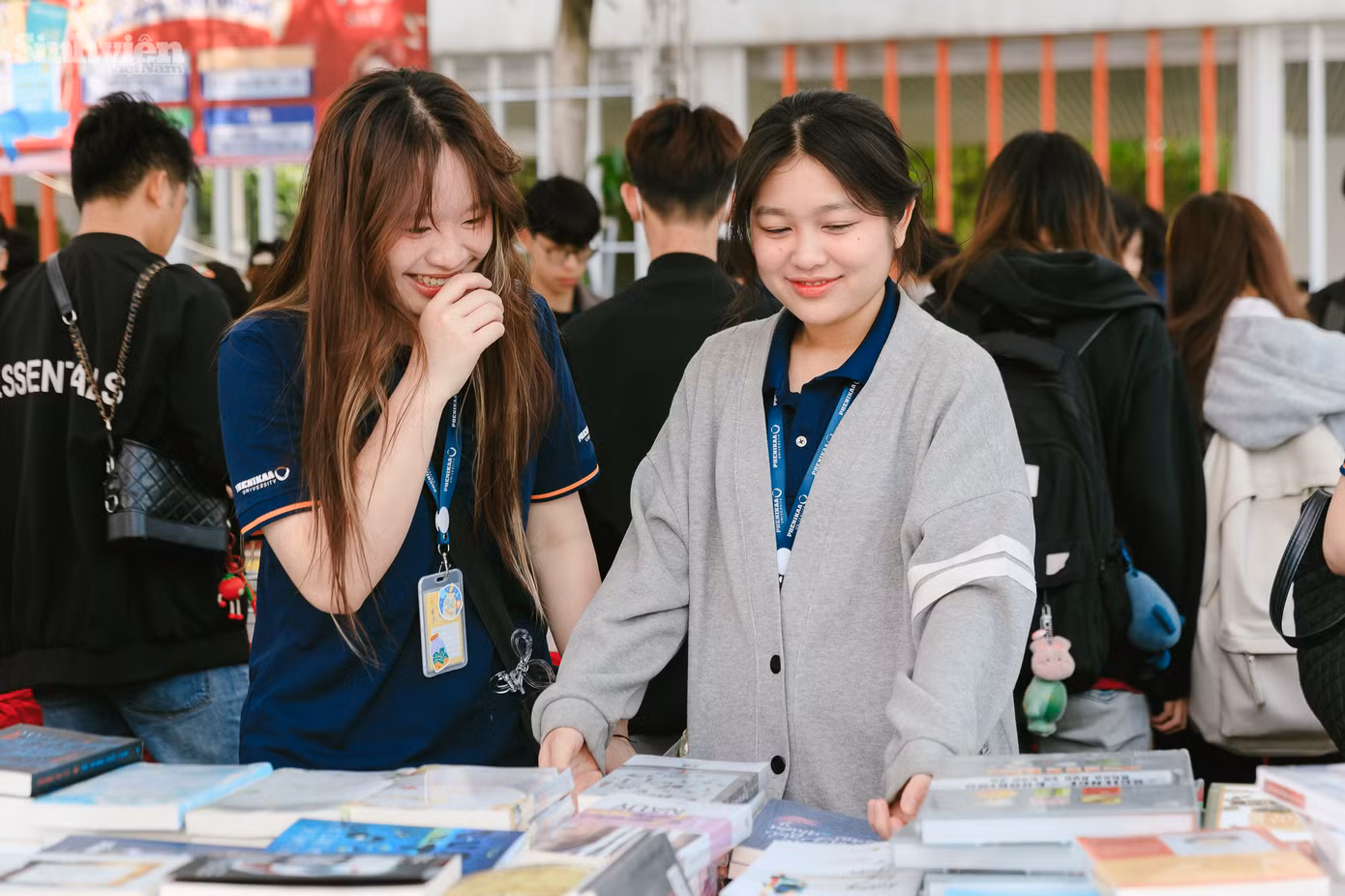 Tiến sĩ Lê Anh Sơn bày tỏ mong muốn rằng mỗi sinh viên của Đại học Phenikaa sẽ tìm thấy những câu chuyện ý nghĩa cho riêng mình trong từng trang sách, khám phá ra những khía cạnh mới của bản thân và nuôi dưỡng những ước mơ, hoài bão vượt ra khỏi những giới hạn của giảng đường. Ngày hội Sách và Văn hoá Đọc tạo ra một không gian mở, nơi sinh viên không chỉ được tiếp cận với hàng trăm đầu sách quý giá mà còn có cơ hội tham gia vào một chuỗi các hoạt động tương tác phong phú và đa dạng. Các hoạt động bao gồm tọa đàm với diễn giả uy tín, trao đổi sách giữa các độc giả, và các hoạt động nghệ thuật, sáng tạo.