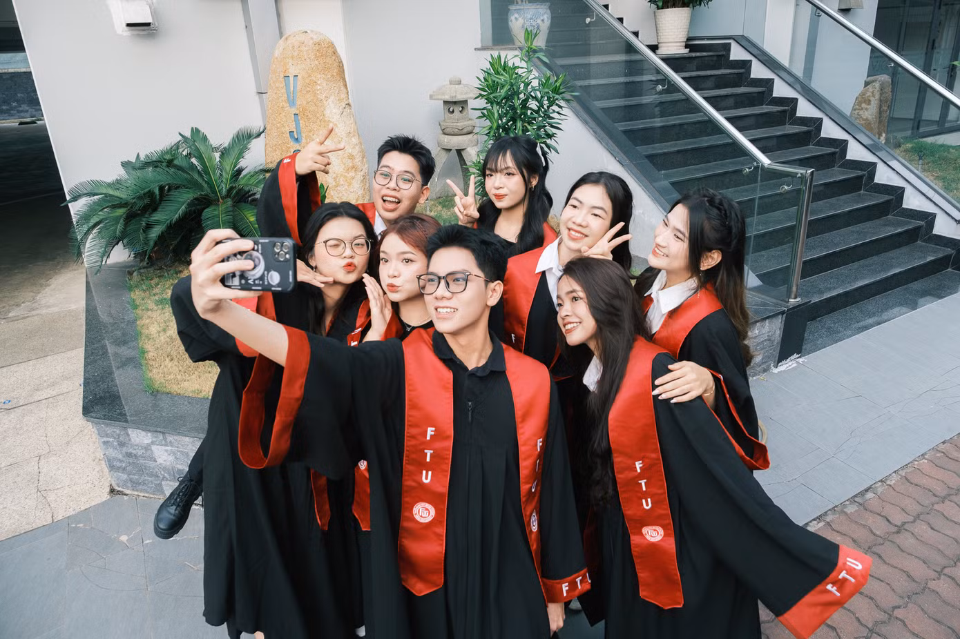 Ngày hôm đó, họ không còn là sinh viên tất bật, mà là những người bạn đứng cạnh nhau – cười, ôm, và sống chậm lại.