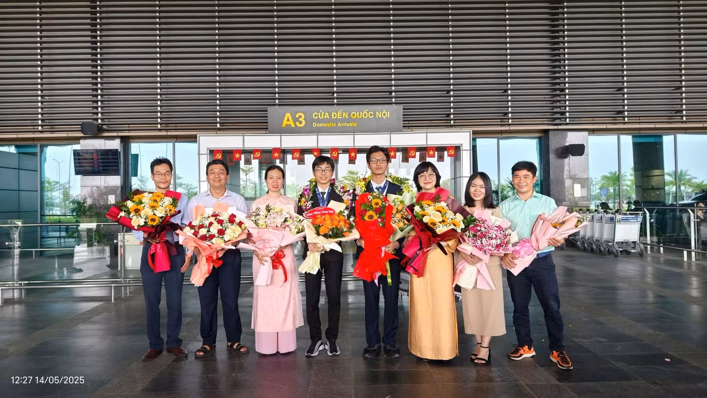 Thầy cô đón và chúc mừng 2 học sinh của Trường THPT Chuyên Quốc Học - Huế sau kỳ thi.