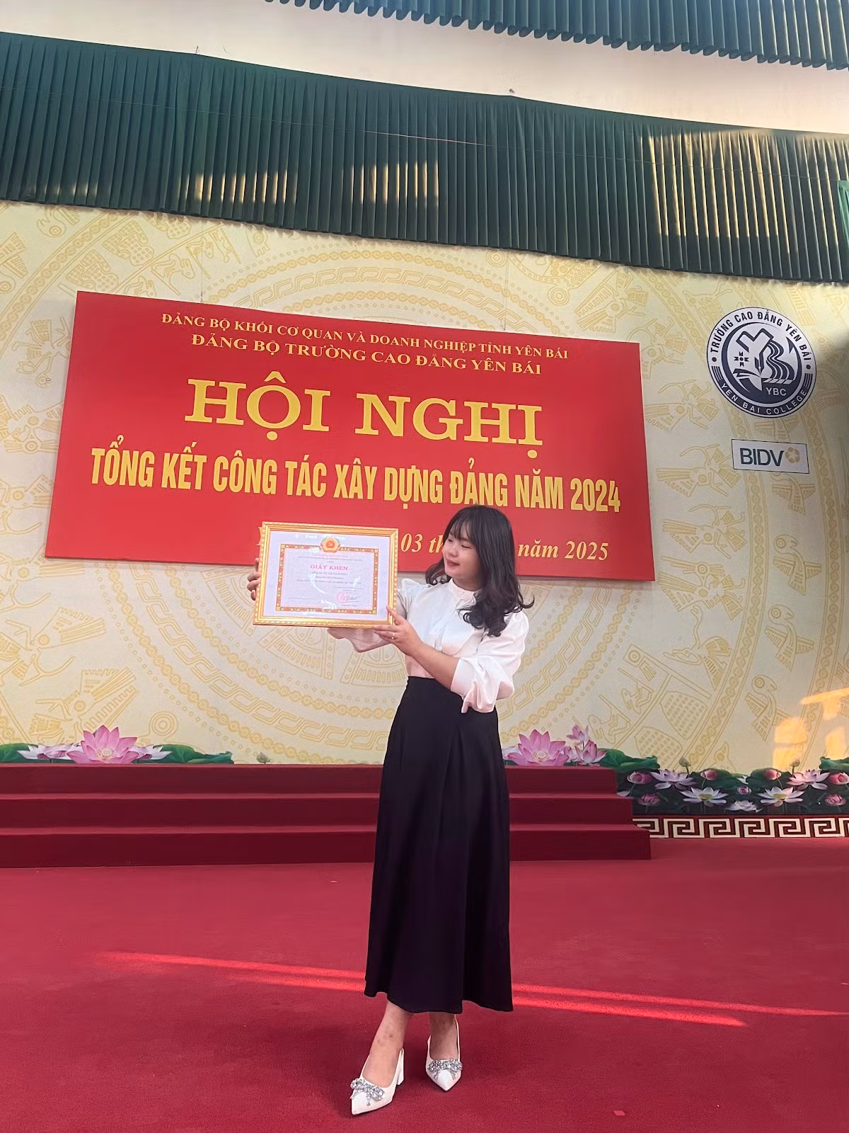 Thanh Huyền nhận bằng khen Đảng viên hoàn thành xuất sắc nhiệm vụ.