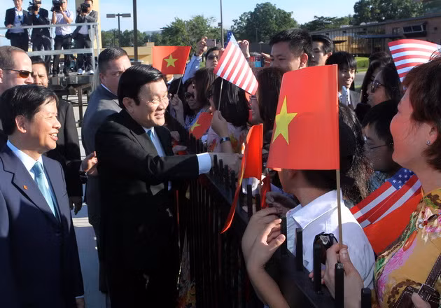 Chủ tịch nước Trương Tấn Sang hỏi han đại diện kiều bào tại sân bay quân sự Andrew 