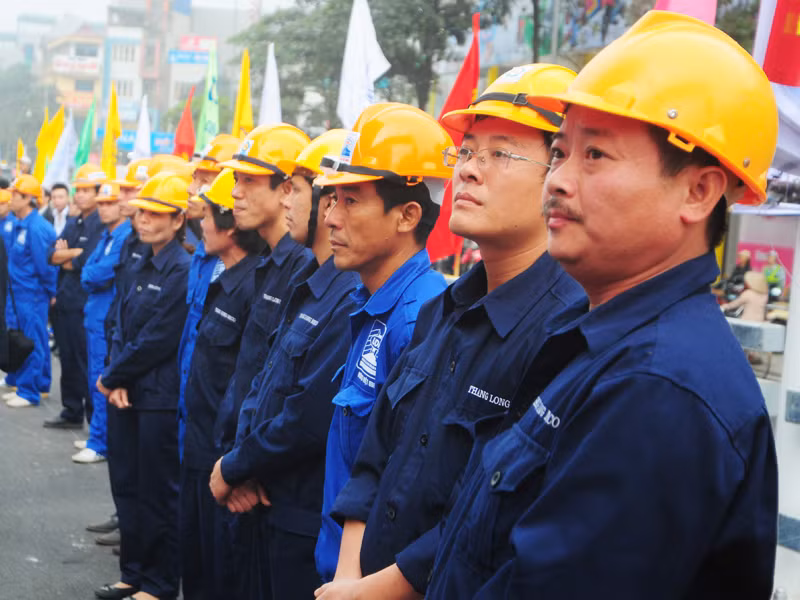 Các công nhân cũng tham dự lễ thông xe