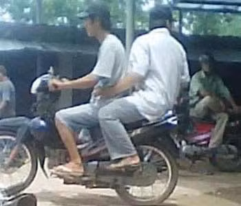 Ông Ph. được “cái bang” S. chở đi dạo chợ. Trong khi đó, vợ con đang nghĩ ông ta bị giam cầm, đánh đập