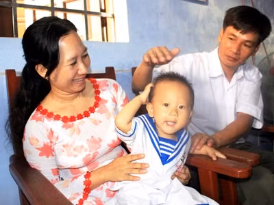 Vợ chồng cô giáo Nhung và con trai út học mẫu giáo ở đảo Trường Sa Lớn. Ảnh: Nguyễn Huy