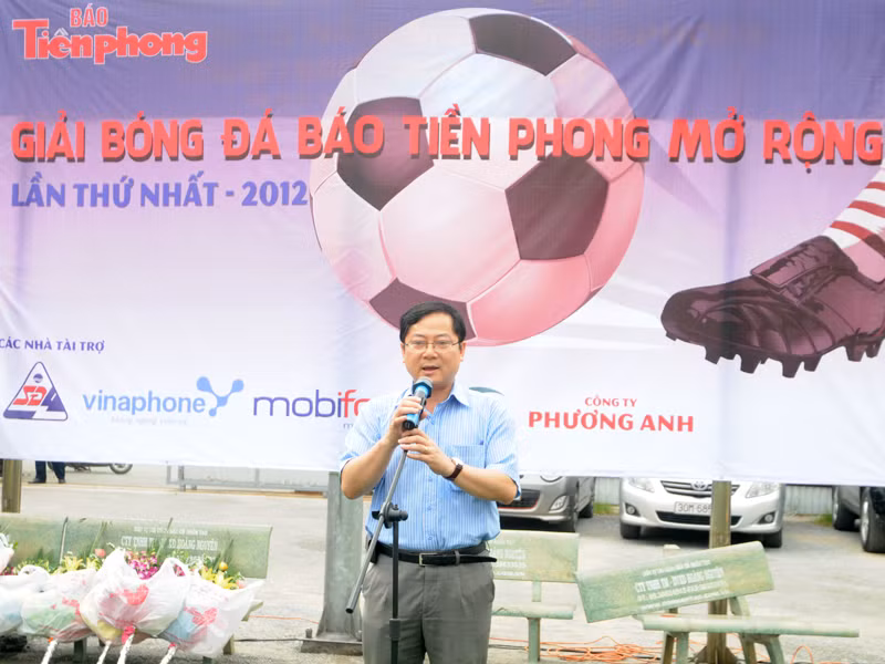 Ông Lê Xuân Sơn – Phó Bí thư Đảng ủy, Quyền Tổng Biên tập báo Tiền Phong phát biểu chỉ đạo tại lễ khai mạc giải bóng đá giao hữu Báo Tiền Phong mở rộng lần thứ nhất năm 2012 . Ông Lê Xuân Sơn – Phó Bí thư Đảng ủy, Quyền Tổng Biên tập báo Tiền Phong phát biểu chỉ đạo tại lễ khai mạc giải bóng đá giao hữu Báo Tiền Phong mở rộng lần thứ nhất năm 2012