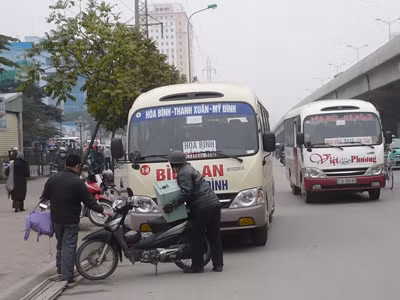 Xe khách xếp hàng bắt khách trên đường Phạm Hùng. Ảnh: Anh Trọng