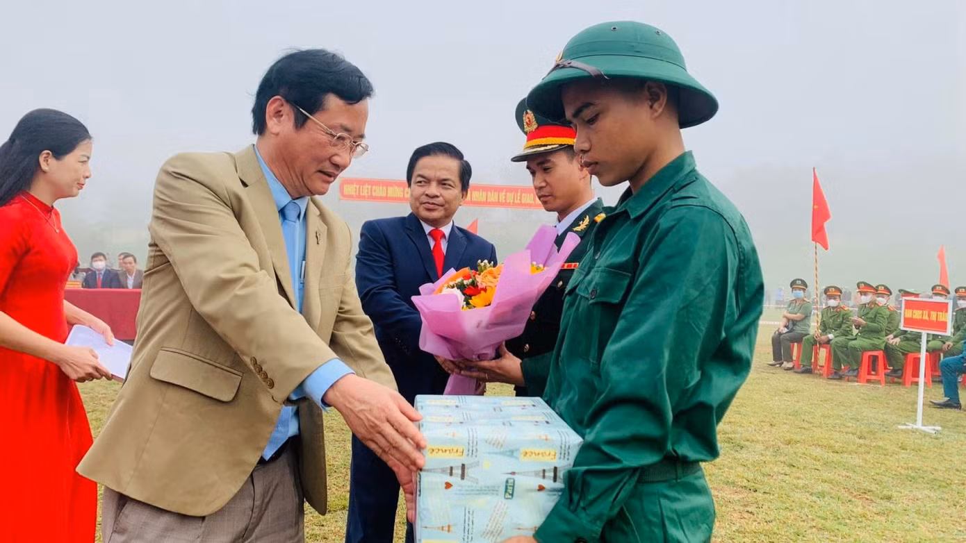 Trưởng Ban Tuyên giáo Tỉnh ủy Quảng Trị Hồ Đại Nam và lãnh đạo huyện Hướng Hóa tặng hoa, quà cho các tân binh. Trưởng Ban Tuyên giáo Tỉnh ủy Quảng Trị Hồ Đại Nam và lãnh đạo huyện Hướng Hóa tặng hoa, quà cho các tân binh.