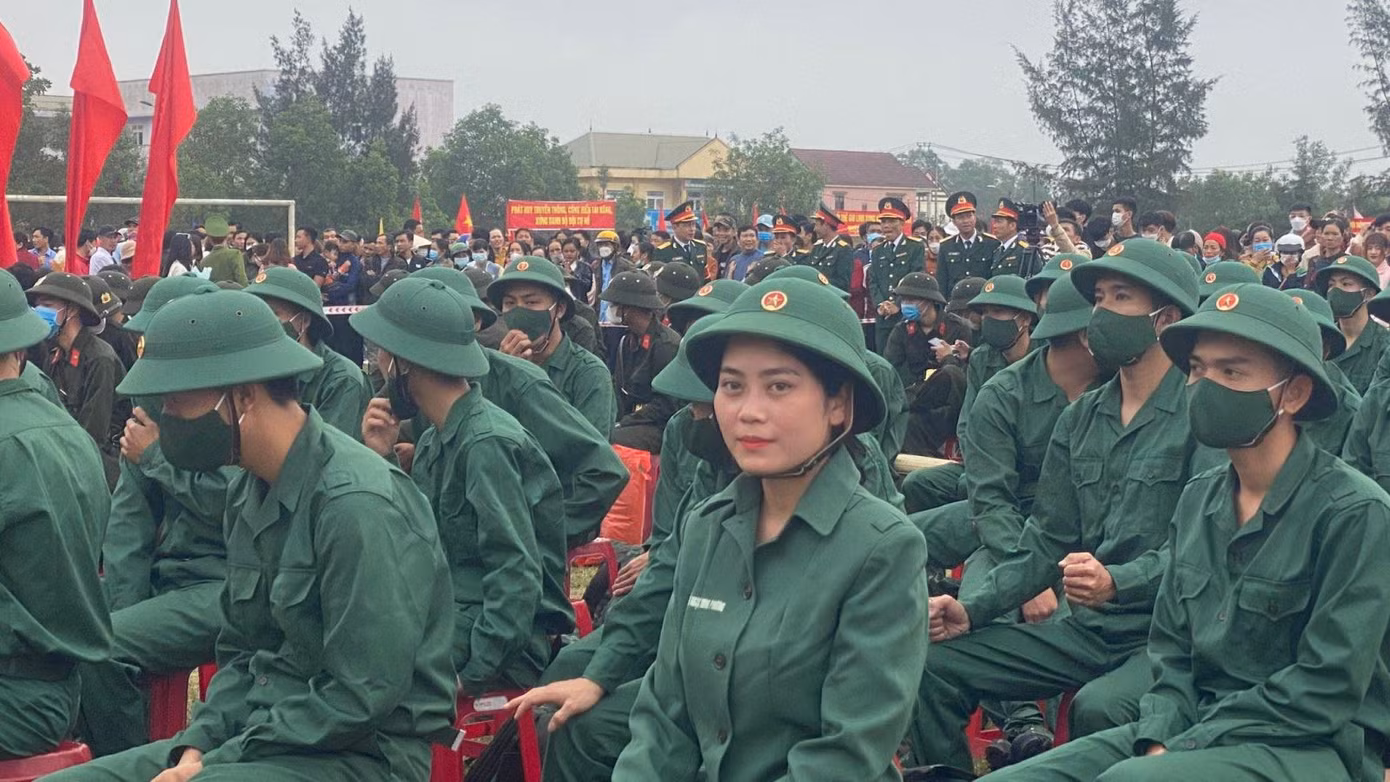 Lễ giao nhận quân ở huyện Gio Linh. Trong ảnh là nữ tân binh Trần Thị Huyền Trang. Lễ giao nhận quân ở huyện Gio Linh. Trong ảnh là nữ tân binh Trần Thị Huyền Trang.