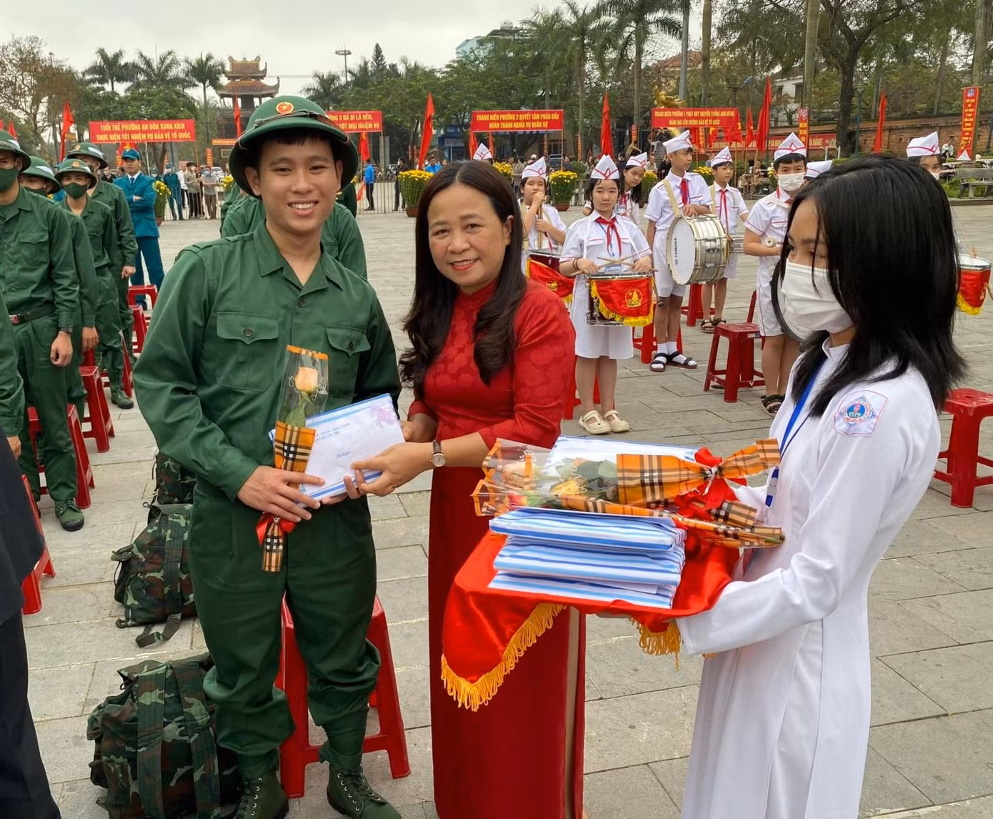 Trưởng Ban Dân vận Tỉnh ủy Quảng Trị Lê Thị Lan Hương tặng hoa tân binh ở thị xã Quảng Trị. Trưởng Ban Dân vận Tỉnh ủy Quảng Trị Lê Thị Lan Hương tặng hoa tân binh ở thị xã Quảng Trị.