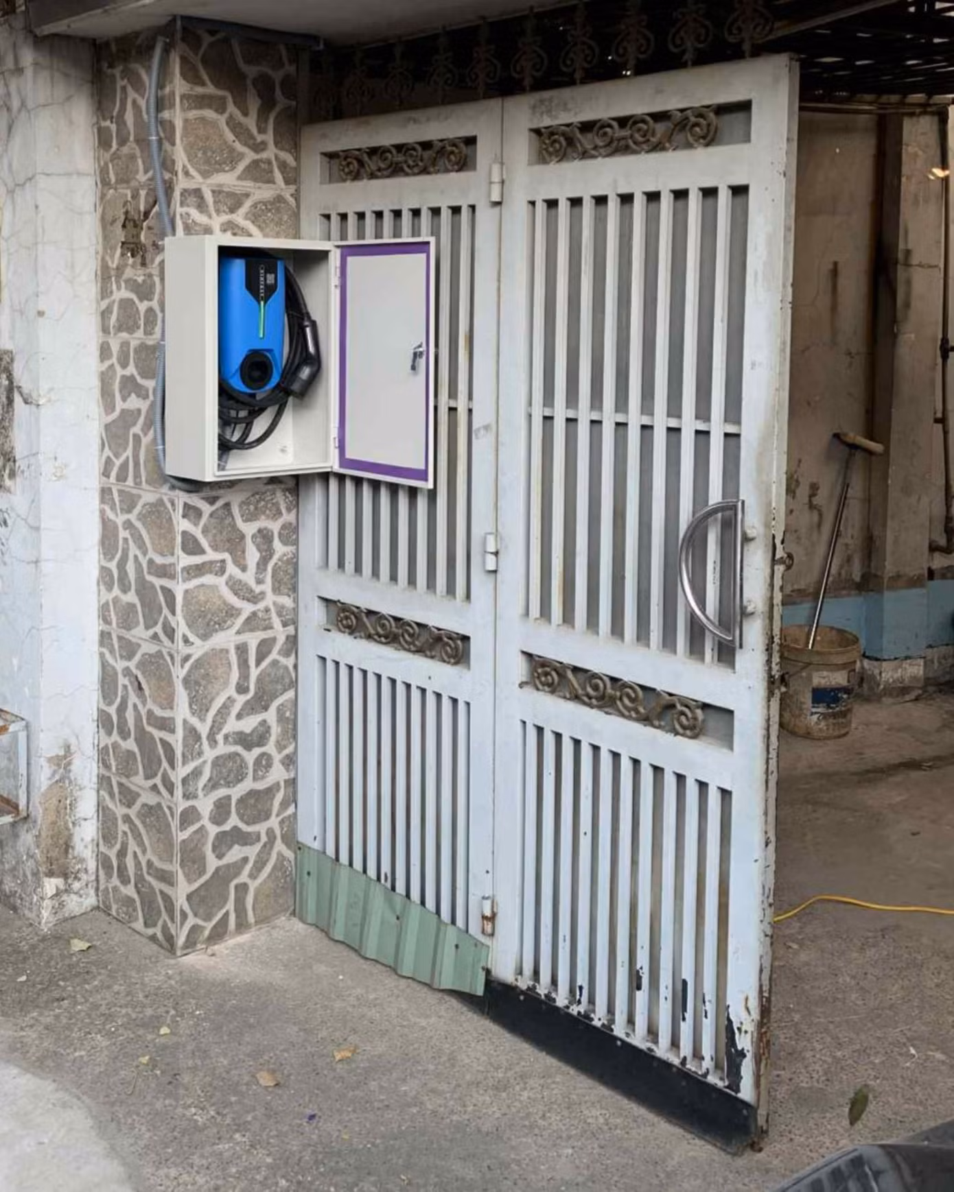 Trạm sạc nhượng quyền của anh Bùi Quý Long được lắp đặt gọn gàng với thủ tục giản tiện. Trạm sạc nhượng quyền của anh Bùi Quý Long được lắp đặt gọn gàng với thủ tục giản tiện.