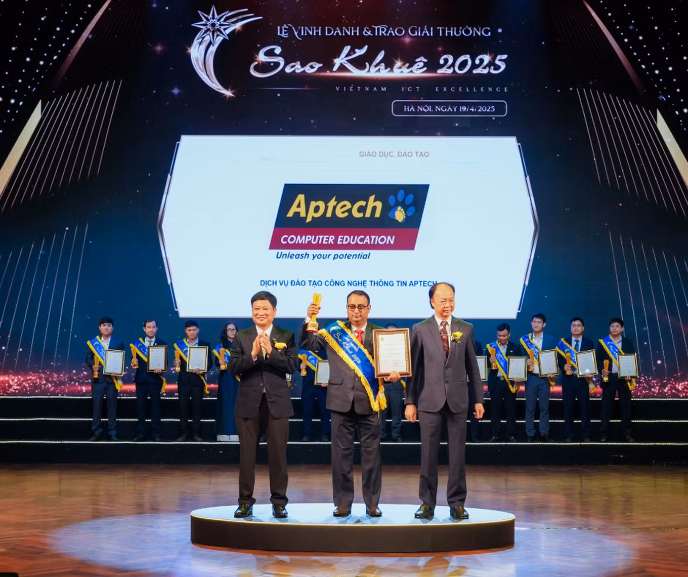 Tập đoàn Aptech nhận cúp “Đơn vị Đào tạo CNTT Xuất sắc” tại Giải thưởng Sao Khuê 2025