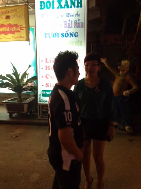 Bằng Kiều nói chuyện với cháu gái