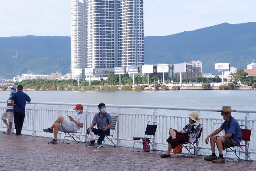 Sau hơn 20 ngày không có ca mắc mới, người dân Đà Nẵng mang khẩu trang xuống phố trong lần nới lỏng giãn cách vào tháng 6 - Ảnh: N.H Sau hơn 20 ngày không có ca mắc mới, người dân Đà Nẵng mang khẩu trang xuống phố trong lần nới lỏng giãn cách vào tháng 6 - Ảnh: N.H