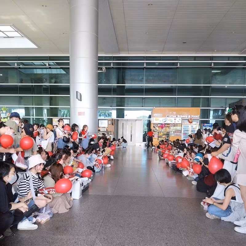 Các fan xếp thành 2 hàng ngay ngắn. Các bạn cầm banner, bóng đỏ trên tay và một tinh thần nhiệt huyết trong tim để đón thần tượng mà các bạn yêu quý. Ảnh: Nhật Trinh
