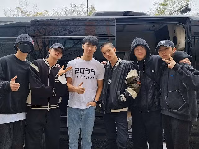 Vào ngày 4/4, Minhyuk (đứng thứ tư từ trái qua) chính thức nhập ngũ. Vào ngày 4/4, Minhyuk (đứng thứ tư từ trái qua) chính thức nhập ngũ.