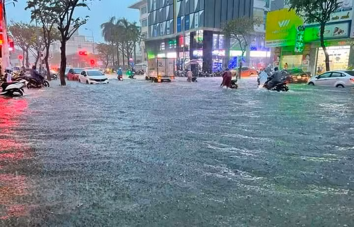 Mưa lớn khiến nhiều tuyến đường bị ngập nặng. Ảnh: Thời Tiết Đà Nẵng