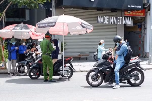 Kiểm tra giấy đi đường. Ảnh: danang.gov.vn Kiểm tra giấy đi đường. Ảnh: danang.gov.vn
