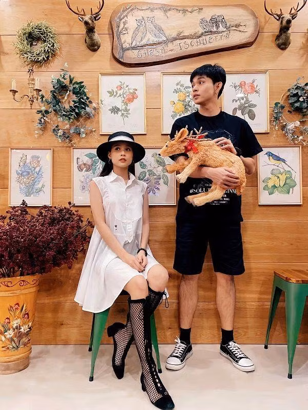 Jun Phạm hội ngộ cùng Sam khiến khán giả nhớ đến vai diễn Út Kiệm và Út Đượm trong phim "Cô Thắm Về Làng". Jun Phạm hội ngộ cùng Sam khiến khán giả nhớ đến vai diễn Út Kiệm và Út Đượm trong phim "Cô Thắm Về Làng".