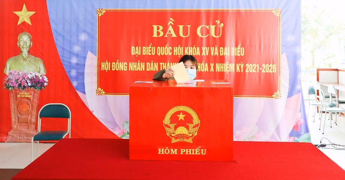 Các cử tri là sinh viên các tỉnh thành hiện đang tạm trú trên địa bàn thành phố và đang theo học tại trường ĐH Sư phạm - ĐH Đà Nẵng. Ảnh: Văn Hoàng