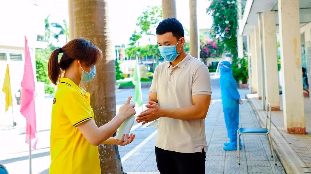 Các quy định phòng, chống dịch COVID-19 được tuân thủ nghiêm ngặt. Ảnh: Văn Hoàng