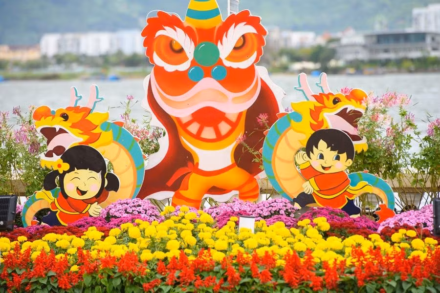 Đường hoa sử dụng toàn bộ hoa tươi để trang trí nên rất rực rỡ. Ảnh: Cổng Thông tin Điện tử thành phố Đà Nẵng