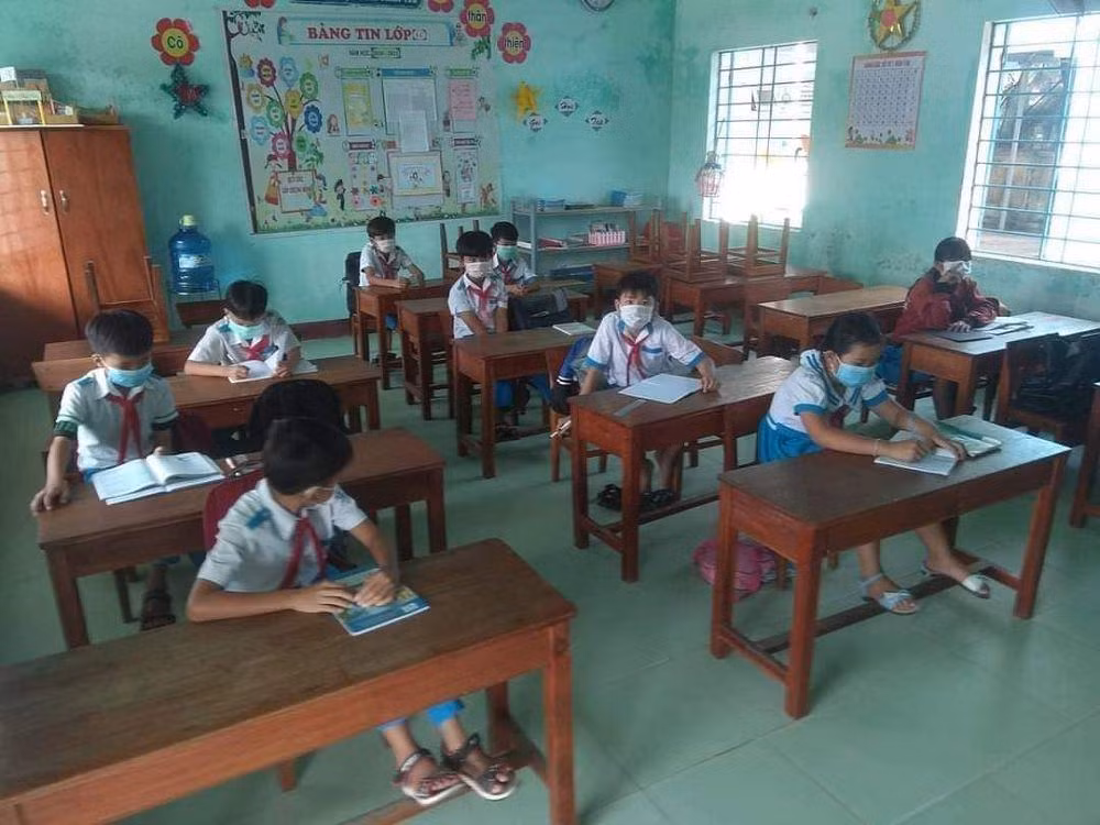 Phòng thi được bố trí dưới 30 học sinh và có khoảng cách an toàn, các trường hợp học sinh là F1, F2 sẽ được bố trí phòng thi riêng. (Ảnh: Tam Tiến Quê Mình)