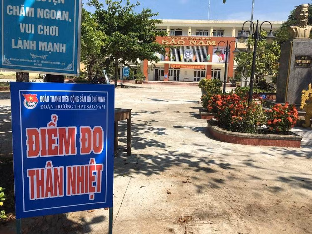 Các trường bố trí điểm đo thân nhiệt cho học sinh.