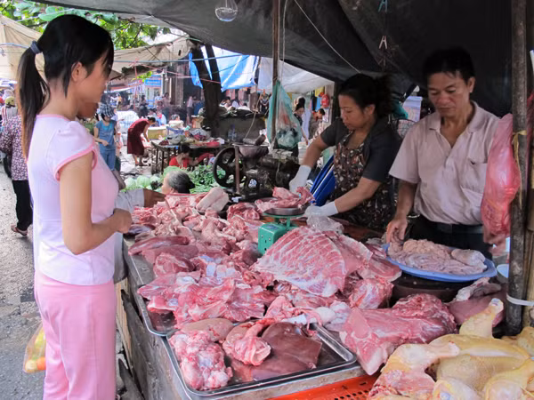 Bữa cơm nhiều gia đình bị đe dọa do chất độc hại trong thực phẩm. Ảnh: Nam Khánh