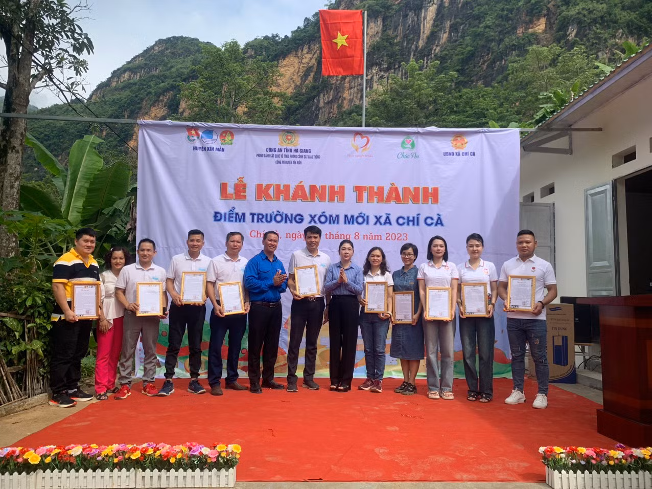 Lãnh đạo huyện Xín Mần trao thư cảm ơn cho các đoàn thiện nguyện và đơn vị đồng hành cùng chương trình.
