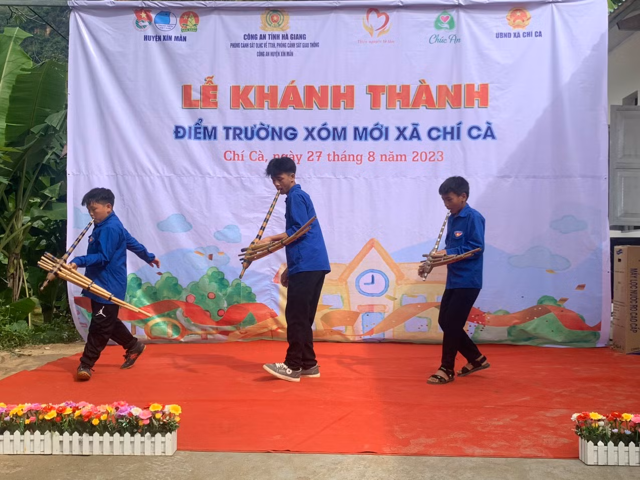 Lãnh đạo huyện Xín Mần trao thư cảm ơn cho các đoàn thiện nguyện và đơn vị đồng hành cùng chương trình.